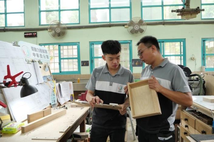 圖2.中彰投分署張晉豪訓練師針對爗墉的作品需改進之處細心講解_Instructions for literal