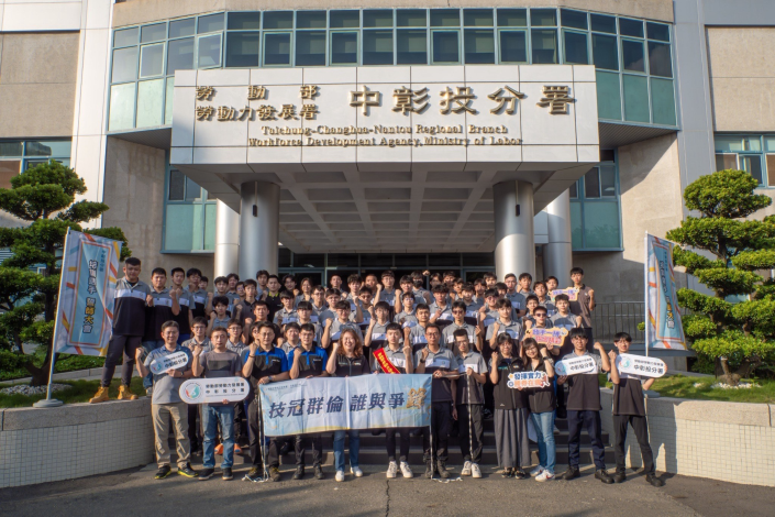 圖5.中彰投分署劉秀貞分署長為選手加油打氣_Instructions for literal