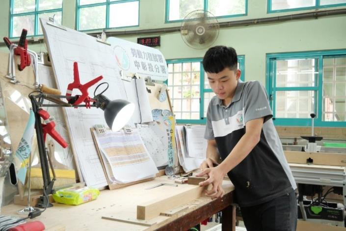 圖1.中彰投分署培訓的家具木工職類選手李爗墉正積極為全國賽備戰中  _Instructions for literal