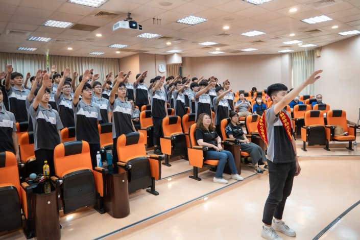 圖3.中彰投分署培訓102名選手出征全國技能競賽，由木工選手李爗墉擔任誓師代表_Instructions for literal