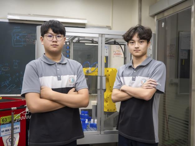 圖6.中彰投分署培訓機器人系統整合職類鐘鍾碩珉與隊友余閎任以絕佳默契，合力奪下金牌_edited_Instructions for literal