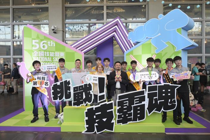圖1.中彰投分署所培訓機器人系統整合與工業機械等職類獲獎選手與勞動部長洪申翰(中)及勞發署黃齡玉署長合影_edited_Instructions for literal