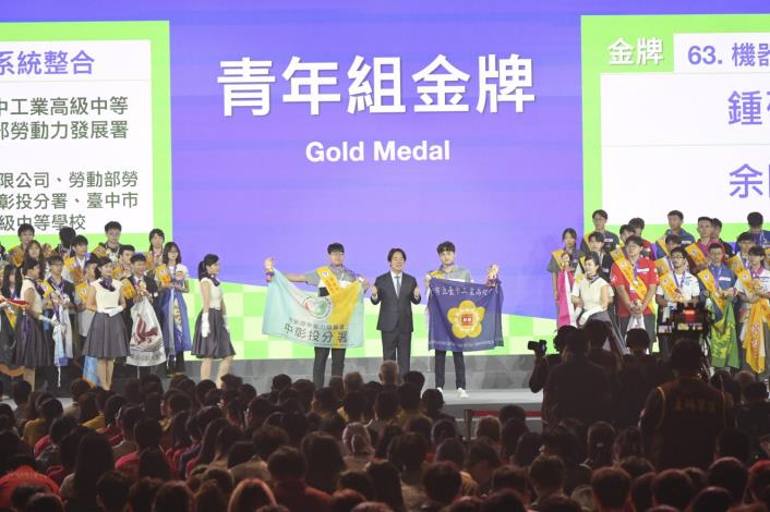 圖3.總統賴清德頒獎給獲得機器人系統整合職類金牌的中彰投分署培訓選手鍾碩珉與余閎任_edited_Instructions for literal