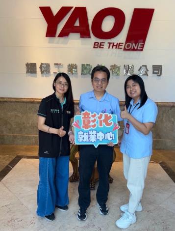 圖1.公司人資(右)感謝就服員(左)用心媒合，助阿偉(中)重返職場，共創勞資雙贏_Instructions for literal