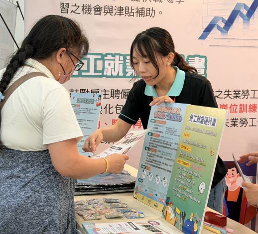 圖2.就服員熱心為民眾及廠商說明「勞工就業通計畫」，助勞資雙方了解計畫內容_Instructions for literal