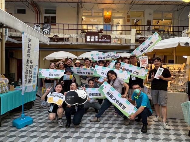 圖1.創業青年在審計新村市集大合照，各種品牌雲集展現實戰成果_Instructions for literal