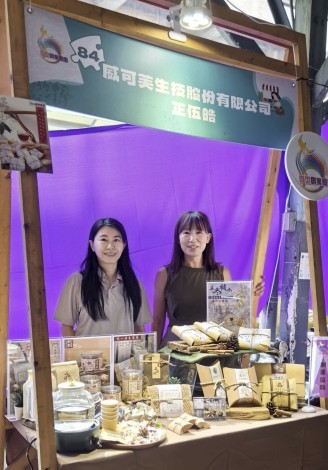 圖1.威可芙生技負責人張育玲參加中彰投分署114年創業成果展擺攤活動(1)_Instructions for literal