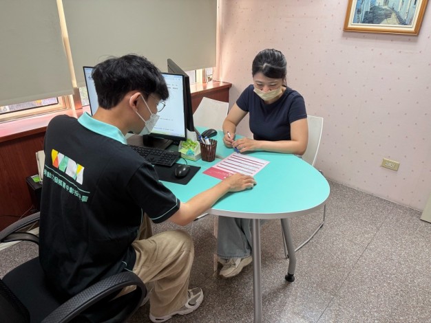圖1.中彰投分署員林就業中心為求職者解說青年職得好評計畫(示意圖)(示意圖)_Instructions for literal