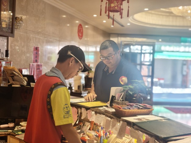 圖1.透過職場學習及再適應計畫，離開工作崗位25年的老謝（左）順利重返職場_Instructions for literal