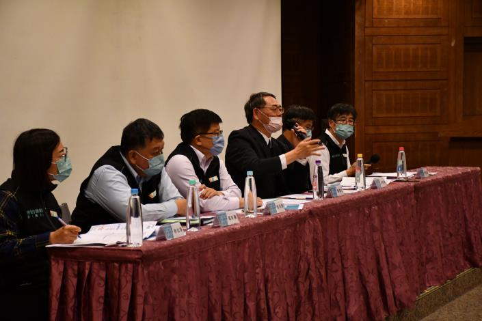勞動力發展署副署長賴家仁（右三）逐一回饋企業及校院代表計畫問題。.JPG_說明文字