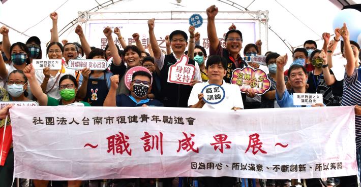 雲嘉南分署長劉邦棟(二排中)與「皮件工藝技術人員培訓班」及「車縫人員培訓班」學員合影。.JPG_Instructions for literal