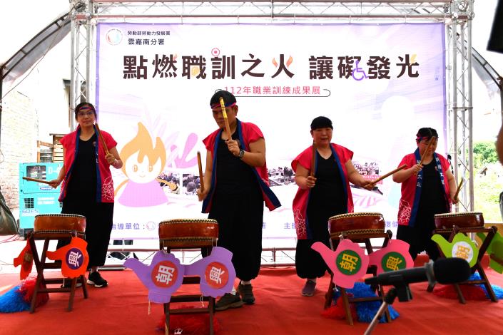 「點燃職訓之火讓礙發光」成果發表會由身障團體表演元氣太鼓熱鬧開場，吸引民眾目光。.JPG_Instructions for literal