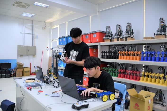 機器人職類競賽主要由江垣禎(右)負責程式編排，吳明哲(左)負責機構組合，非常考驗兩人的默契。_Instructions for literal