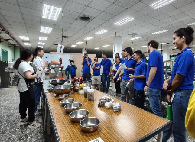 雲嘉南分署為了讓來自拉丁美洲的學員們，更加深入地了解台灣美食，在課餘時間特別安排手作香菇茶葉蛋體驗課程_Instructions for literal