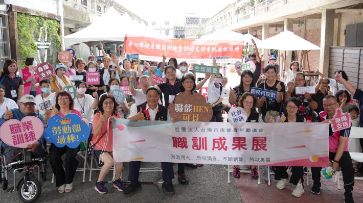 勞動部雲嘉南分署攜手台南市復健青年勵進會，今日於台南西港舉辦「讓創意飛翔、讓夢想綻放」職訓成果展.JPG_Instructions for literal