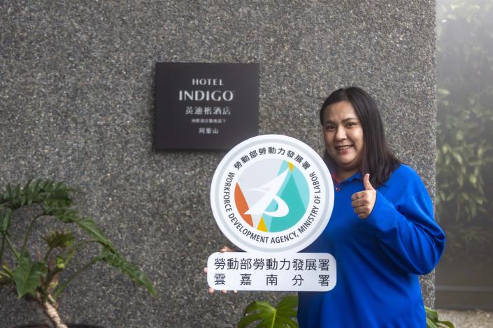 圖1.布農族的吉娜因婚育退離職場，南分署委外職前訓練計畫幫助她提升競爭力，結訓後順利進入阿里山英迪格酒店工作，現已穩定就業4個月。(阿里山英迪格酒店提供)_Instructions for literal