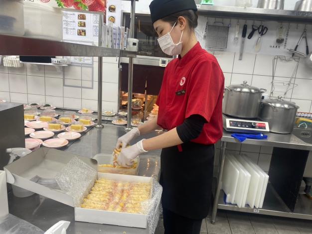 「青年就業領航計畫」讓20歲的鄭金鳳提早入職場磨練，更助她存到一筆創業基金。_Instructions for literal