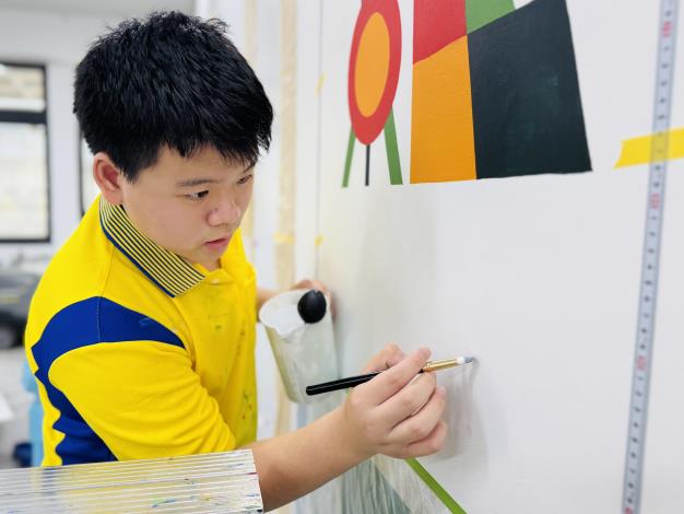 圖3.「漆作裝潢」選手陳泰旭受「美容美髮」國手母親啟蒙，苦練技藝，期望將來也能成為國手為國爭光。_Instructions for literal