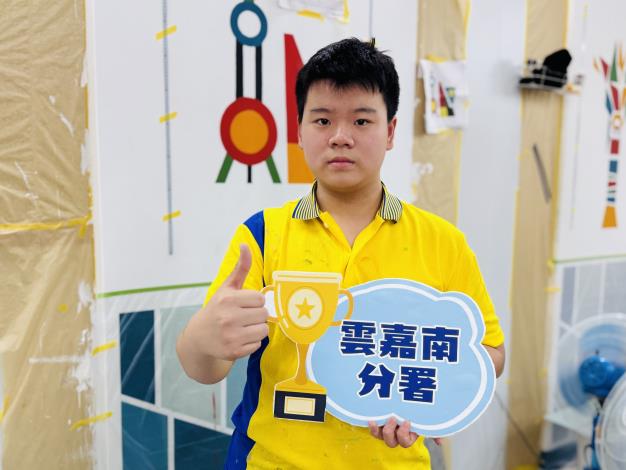 圖2.青少年組「漆作裝潢」職類選手陳泰旭，日練10小時以上，期許自己本屆能順利奪金。_Instructions for literal