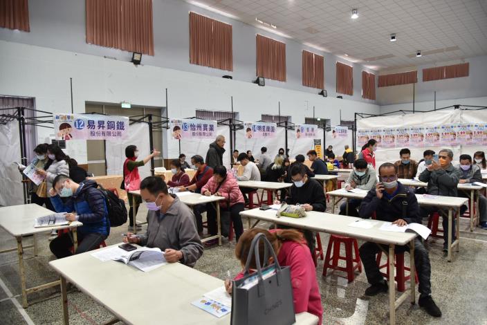 新營就業中心329辦徵才活動，20廠商釋出605個職缺，一早吸引不少民眾求職卡位。.JPG_Instructions for literal