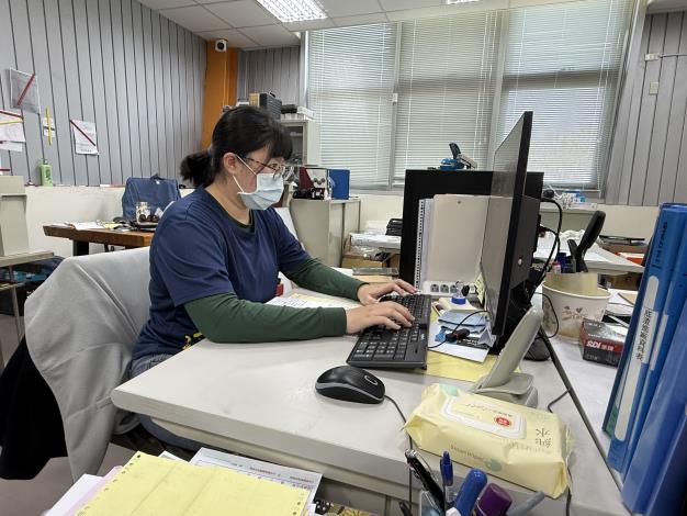 宜璇透過「初次尋職青年穩定就業計畫」調整求職方向，不到一個月就順利應徵資源自造有限公司行政助理.JPG_Instructions for literal