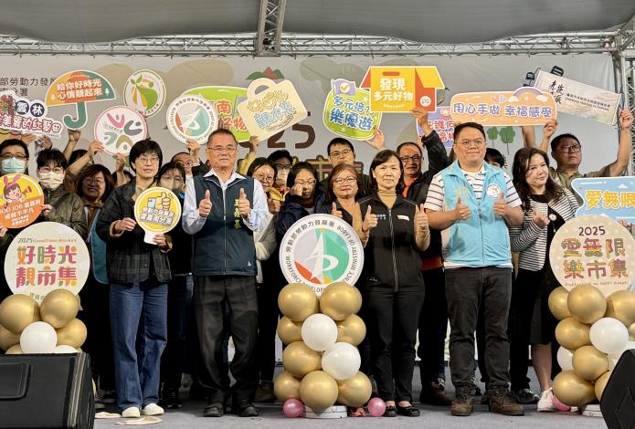 圖1.今日庇護工場成果展雲嘉南分署秘書曾秋瑾（右5）到場為攤商加油打氣。_Instructions for literal