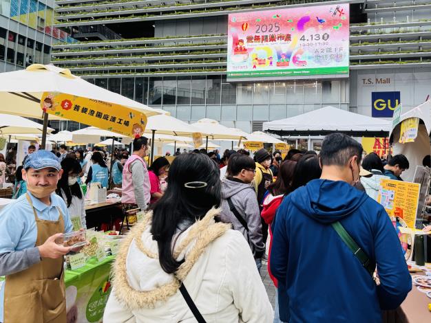 圖2活動現場氣氛熱鬧，吸引許多熱情民眾用新台幣支持庇護工廠良品。_Instructions for literal