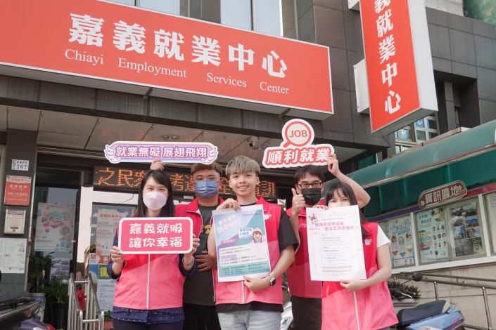 勞動部鼓勵企業踴躍洽就業中心申請「職場學習及再適應計畫」與「僱用獎助措施」，除減輕用人負擔、也同步協助弱勢就業者找到工作，創造勞雇雙贏、營造友善職場環境_Instructions for literal