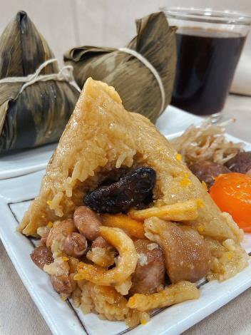 每年熱銷的「火燒蝦肉粽」，由台南市將軍區馬沙溝社區發展協會開發，以特色火燒蝦入粽，純手工數量有限。_Instructions for literal