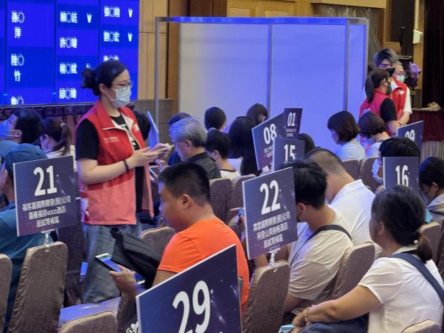 民眾透過加入嘉義就業中心LINE@官方帳號，即可瀏覽職缺、填寫線上履歷、預約面試及查詢面試進度等，大幅節省求職時間.JPG_Instructions for literal