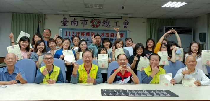圖3.南分署「產業人才投資方案」課程專為在職勞工設計，徐晨琳(第二排左三)勉勵有興趣民眾可多加利用，習得第二專長，為自己加分。_Instructions for literal