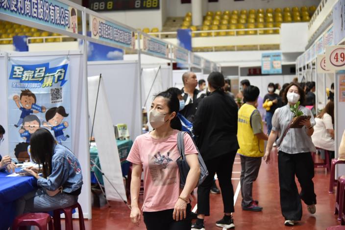 永康就業中心舉辦徵才活動，34家廠商釋出近2,000個職缺，吸引不少人求職。.JPG_Instructions for literal