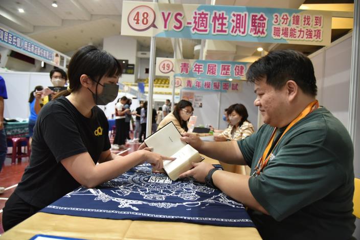 「畢業青年專區」提供履歷健檢、模擬面試、心理測驗與職涯諮詢等一對一服務，吸引不少青年朋友運用。.JPG_Instructions for literal