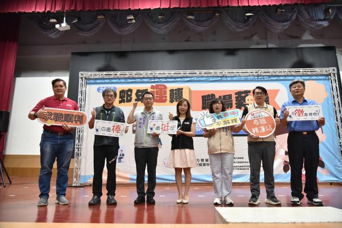 徵才活動包括退輔會台南市榮民服務處副處長徐麗如、山上區公所區長王上宜、永康區公所副區長陳必成等多位貴賓親臨勉勵求職民眾。.JPG_Instructions for literal
