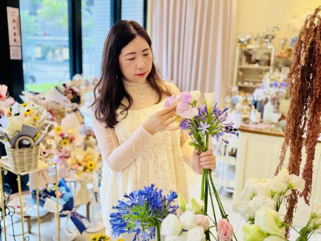 圖2.「小金鈴花藝店」闆娘邱筱雯喜歡手作帶來的療癒感，店內永生花、鮮花花束皆來自她的巧手。_Instructions for literal