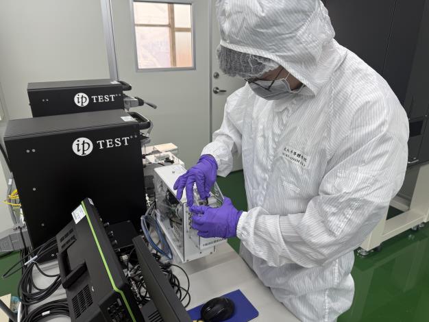 雲嘉南分署與成大合作開設半導體職訓課程，成大還引進量測機台，要讓學員於實務訓練時操作演練。_Instructions for literal