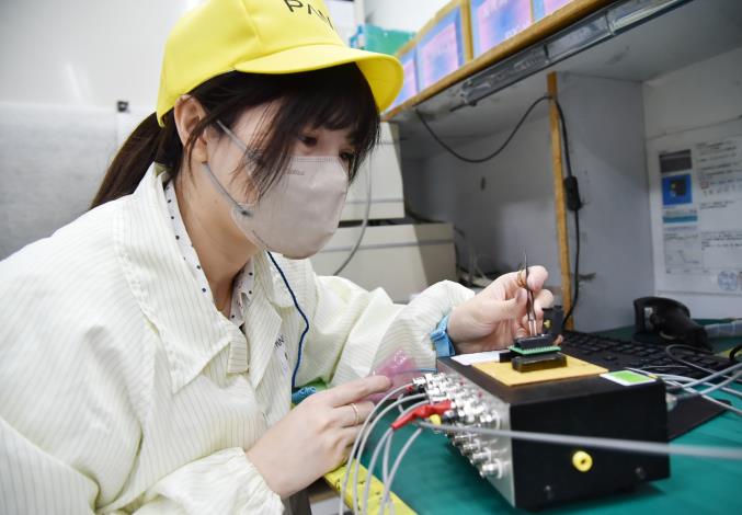短短1個月的職訓課程讓林采樂脫胎換骨，助她完成當工程師的願望，月薪更較前份工作成長3成以上。.JPG_Instructions for literal