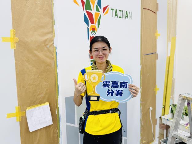 圖4.南分署「漆作裝潢」選手李佳薰3度挑戰全國賽，目標堅定、鎖定金牌。_Instructions for literal