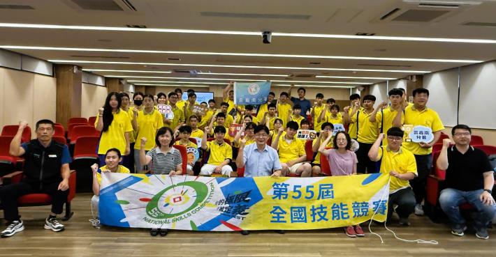 圖2.雲嘉南分署長劉邦棟(中)與相關主管及職訓師出席授旗典禮，為選手們加油打氣，預祝選手們獲得佳績。.JPG_Instructions for literal