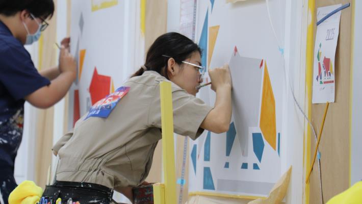 圖3.「漆作裝潢」選手李佳薰在競賽中精準掌握尺寸，創作具特色，順利拿下第55屆南區分區賽銀牌。.JPG_Instructions for literal