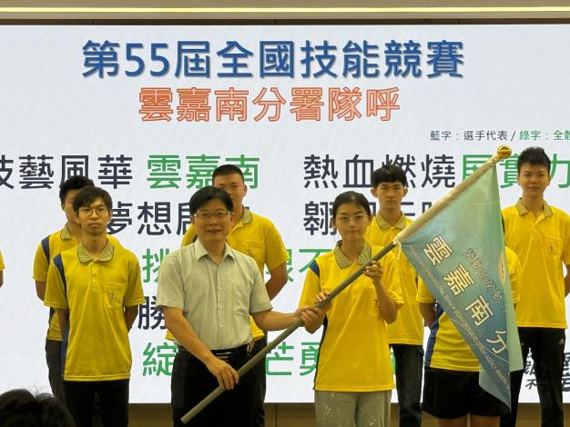 圖1.雲嘉南分署長劉邦棟(左)授旗代表選手李佳薰，期勉選手們在「第55屆全國技能競賽」旗開得勝。_Instructions for literal