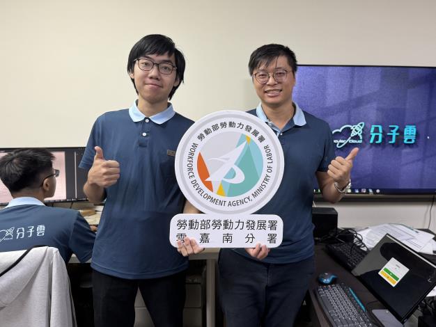 圖1.「青年就業旗艦計畫」先僱後訓模式，幫助職場新鮮人楊晉豪(左)提升職能，在分子雲公司穩定就業。_Instructions for literal