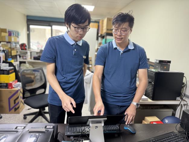 圖2.分子雲公司運用「青年就業旗艦計畫」安排職場導師巫明峻(右)一對一指導，讓揚晉豪(左)快速上手成為團隊戰力。_Instructions for literal