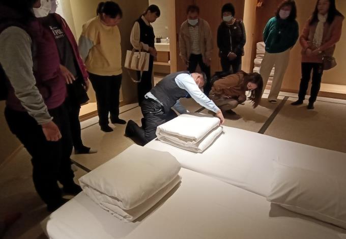 勞動部委託社團法人雲林縣飛雁創業協會辦理的「旅館客房服務證照暨環境清潔班」，課程除結合實務操作及理論，還安排至飯店觀摩房務清潔，培養學員儘速成為房務生力軍_Instructions for literal