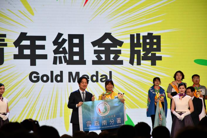 總統賴清德頒發金牌予南分署CNC車床選手李妮臻並合影.JPG_Instructions for literal