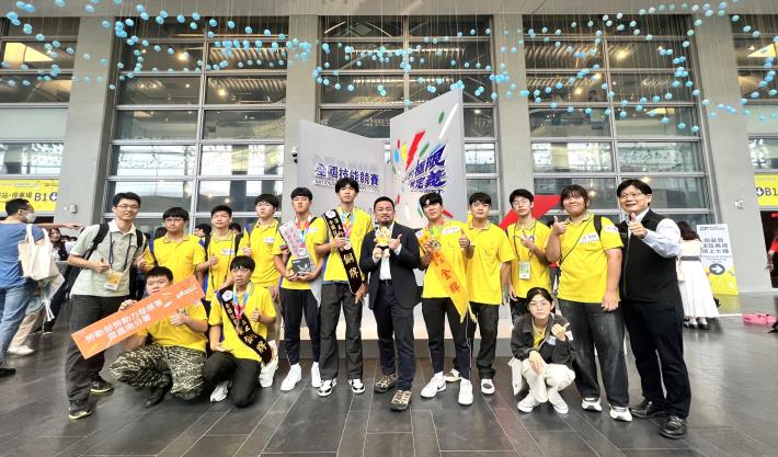 勞動部長洪申翰(中)至競賽會場鼓勵選手，並表示無論是否奪牌，來參賽的選手都是贏家！_Instructions for literal