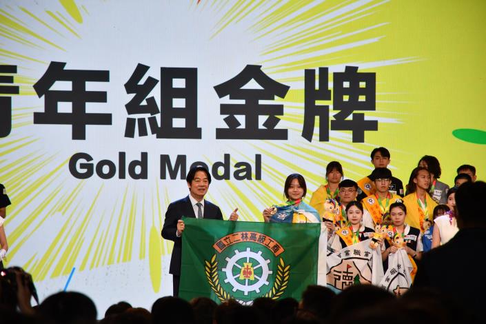 總統賴清德頒發金牌予南分署展示設計選手莊玉雪並合影.JPG_Instructions for literal