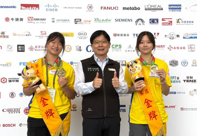 雲嘉南分署奪金選手CNC車床李妮臻(左)及展示設計莊玉雪(右)，從眾多男性選手中脫穎而出勇奪第一，證明自己的堅持沒有白費力氣_Instructions for literal