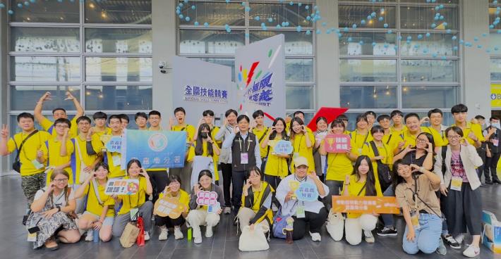 雲嘉南分署於第55屆全國技能競賽共派出21個職類、81名選手參賽，分署長劉邦棟(中)勉勵選手們抱持的永不放棄的精神，勇往直前、持續在技職領域發光發熱_Instructions for literal