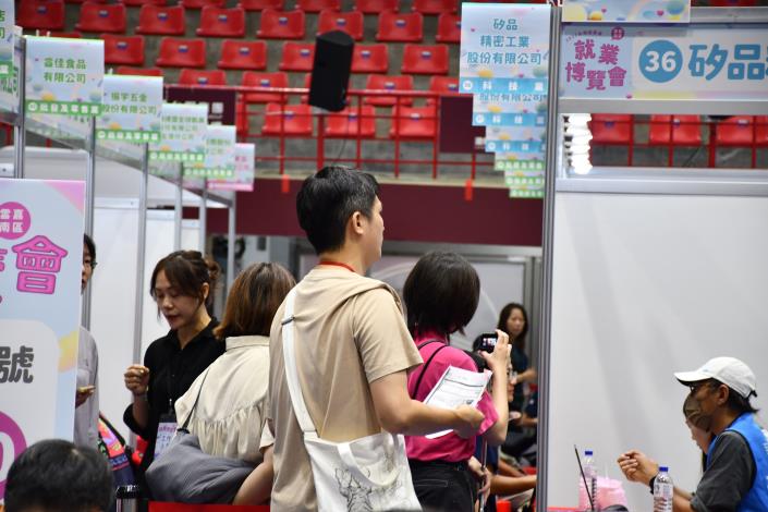 圖4.多家廠商開出優質薪資，吸引許多待業民眾前來現場與企業面對面交流，爭取就業機會。.JPG_Instructions for literal
